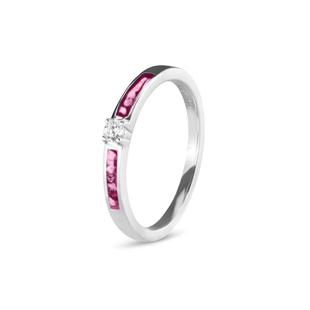Gedenksieraad, ring 3 mm met (zirkonia of diamant), geflankeerd door twee compartimenten waar zichtbaar as of haar  in verwerkt wordt. Fluo