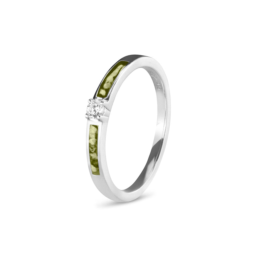 Gedenksieraad, ring 3 mm met (zirkonia of diamant), geflankeerd door twee compartimenten waar zichtbaar as of haar  in verwerkt wordt. Olive