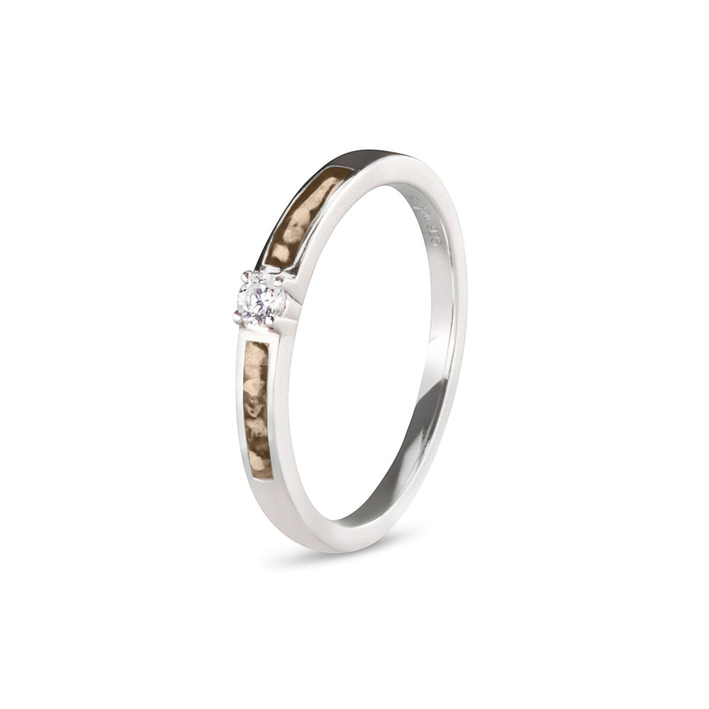 Gedenksieraad, ring 3 mm met (zirkonia of diamant), geflankeerd door twee compartimenten waar zichtbaar as of haar  in verwerkt wordt. Transparent