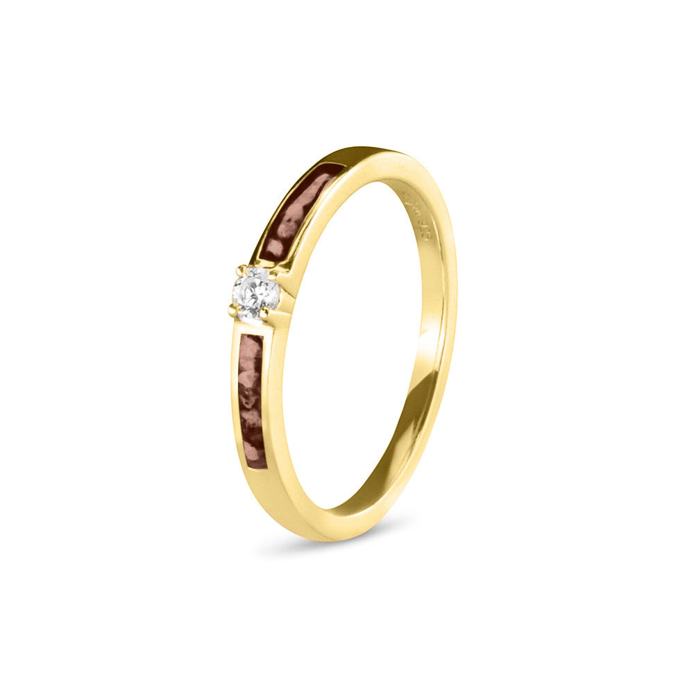 Gedenksieraad, ring 3 mm met (zirkonia of diamant), geflankeerd door twee compartimenten waar zichtbaar as of haar  in verwerkt wordt. Brown