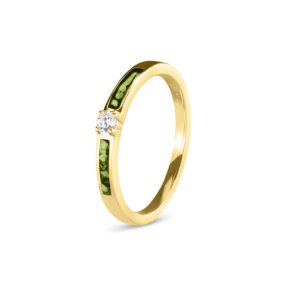Gedenksieraad, ring 3 mm met (zirkonia of diamant), geflankeerd door twee compartimenten waar zichtbaar as of haar  in verwerkt wordt. Green