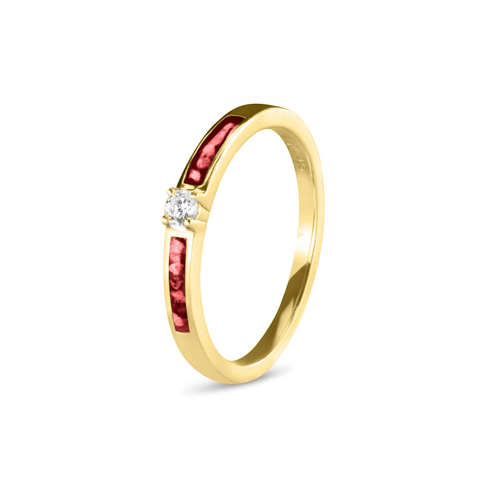 Gedenksieraad, ring 3 mm met (zirkonia of diamant), geflankeerd door twee compartimenten waar zichtbaar as of haar  in verwerkt wordt. Red