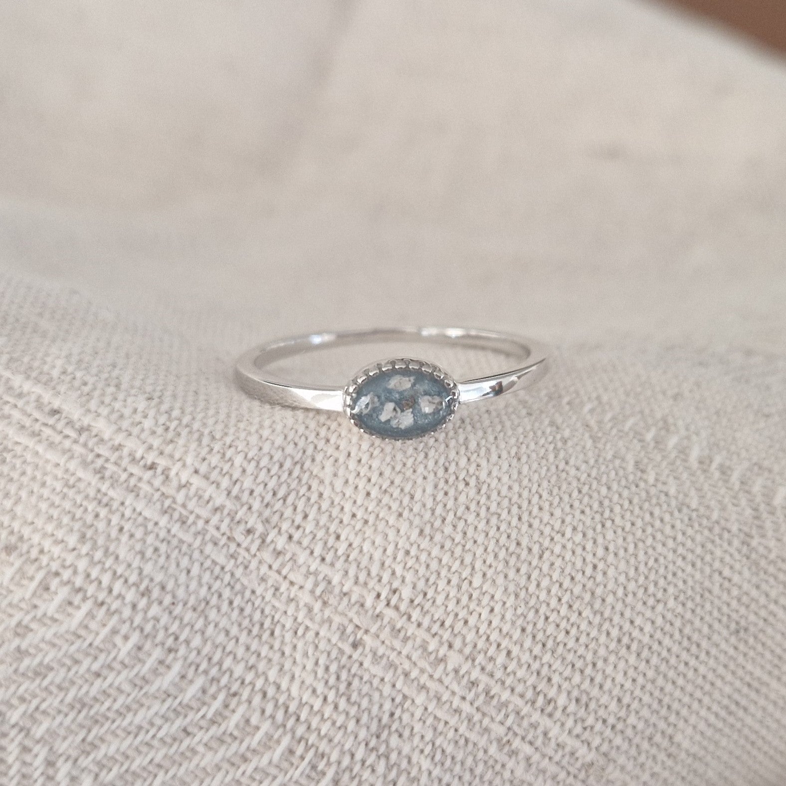 Afmeting ovaal: 8x6 mm, Ringband: 1.5 mm. Gedenksieraad, ring met een hartje er boven op , waar zichtbaar as of haar  in verwerkt wordt. De asring is leverbaar in zilver en in 14 en 18 KT geelgoud/witgoud en roségoud.