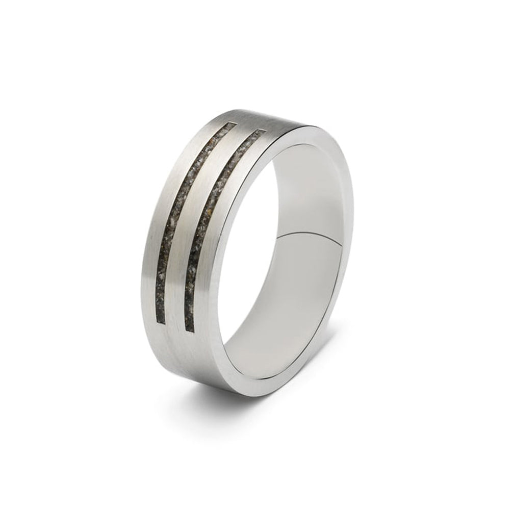Ring als gedenksieraad 6 mm breed met twee langwerpige strepen waar as of haar  in verwerkt wordt. 