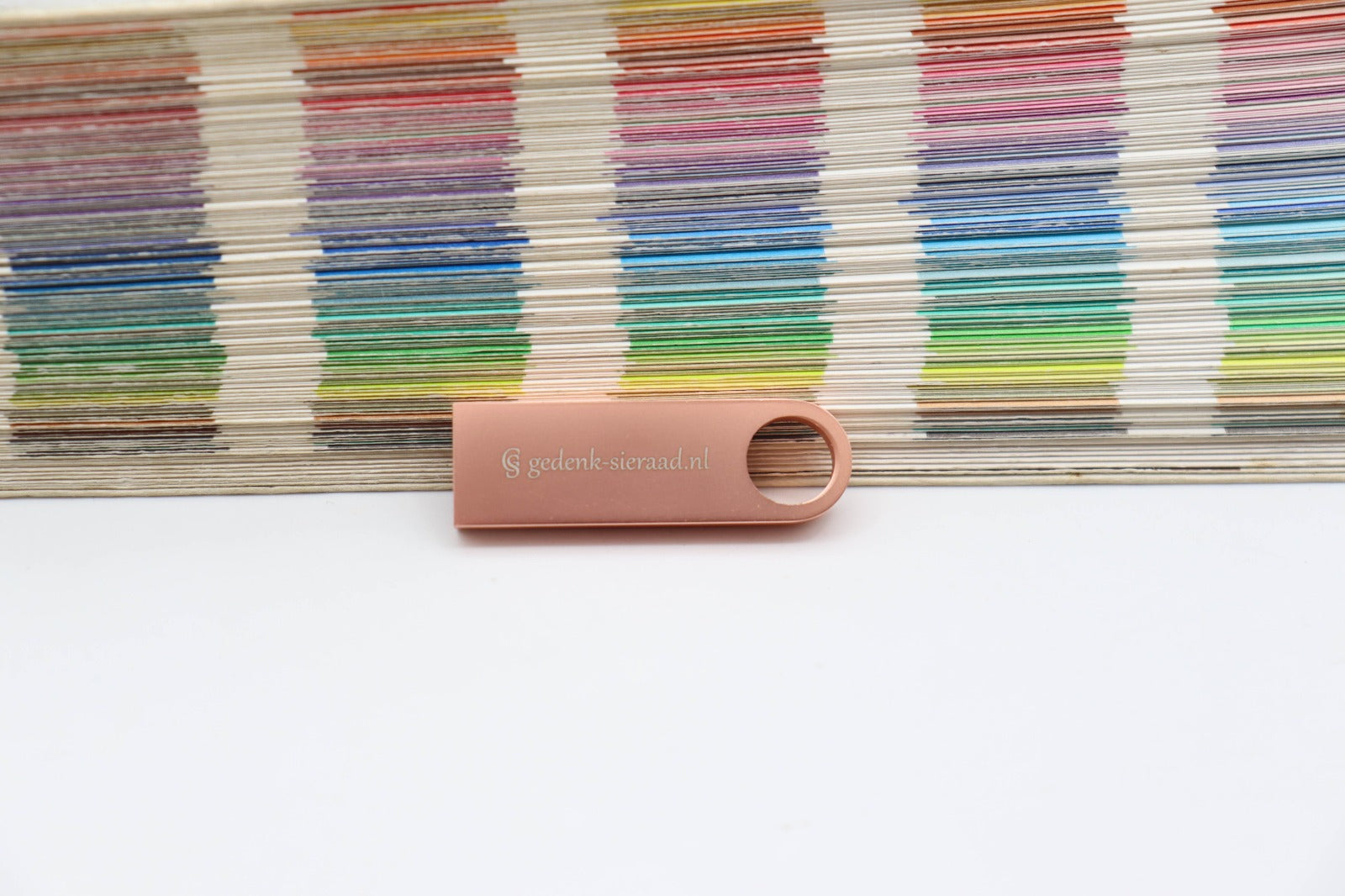 USB stick 16 GB/3.0 flash drive. Afmetingen: 38,5x12x4,5 mm. Kleur : rosé gold. Opdruk : gedenk-sieraad.nl. Inclusief sleutelhanger split ring in rosé gold kleur.
