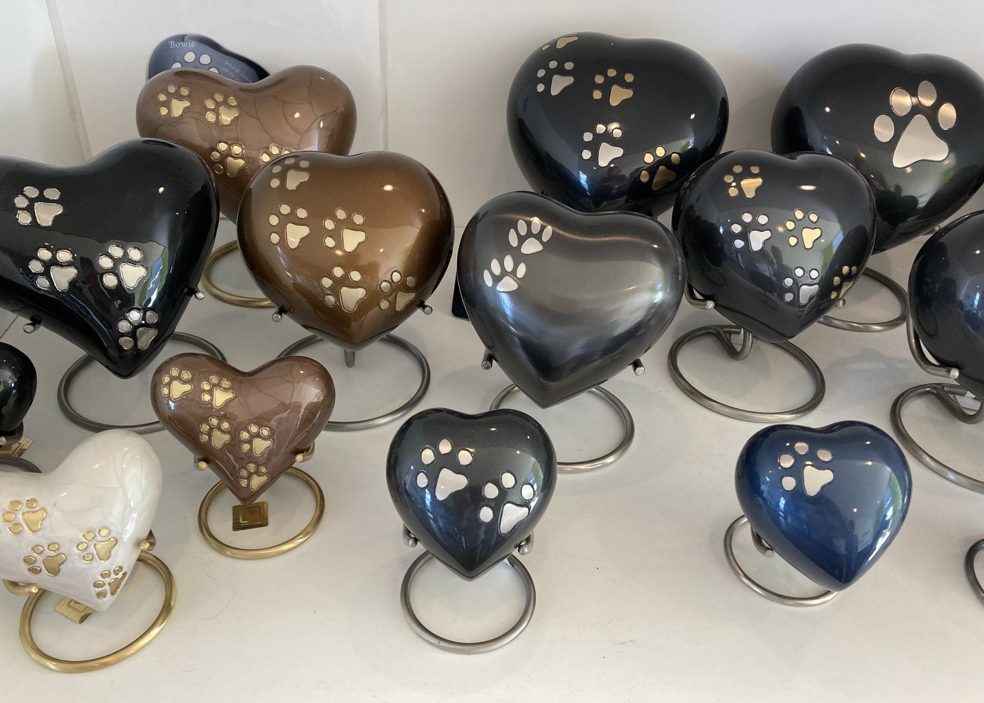 Goudkleurige standaard voor mini urn hart, hoogte: 5 cm, gemaakt van hoogwaardige metalen waaronder messing. Voor de collectie gedenksieraden.