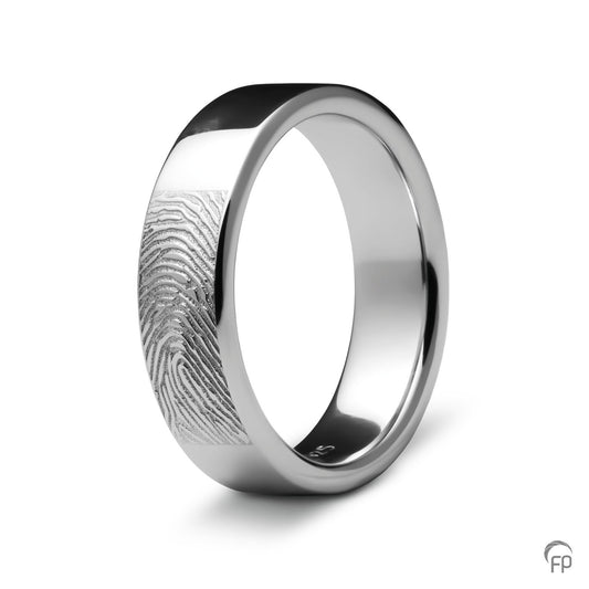 Deze ring van 6 mm breedte met vingerafdruk, heeft een stijlvol en strak design. Het is een tijdloos gedenksieraad met een afwerking naar keuze in glans of matte look. 