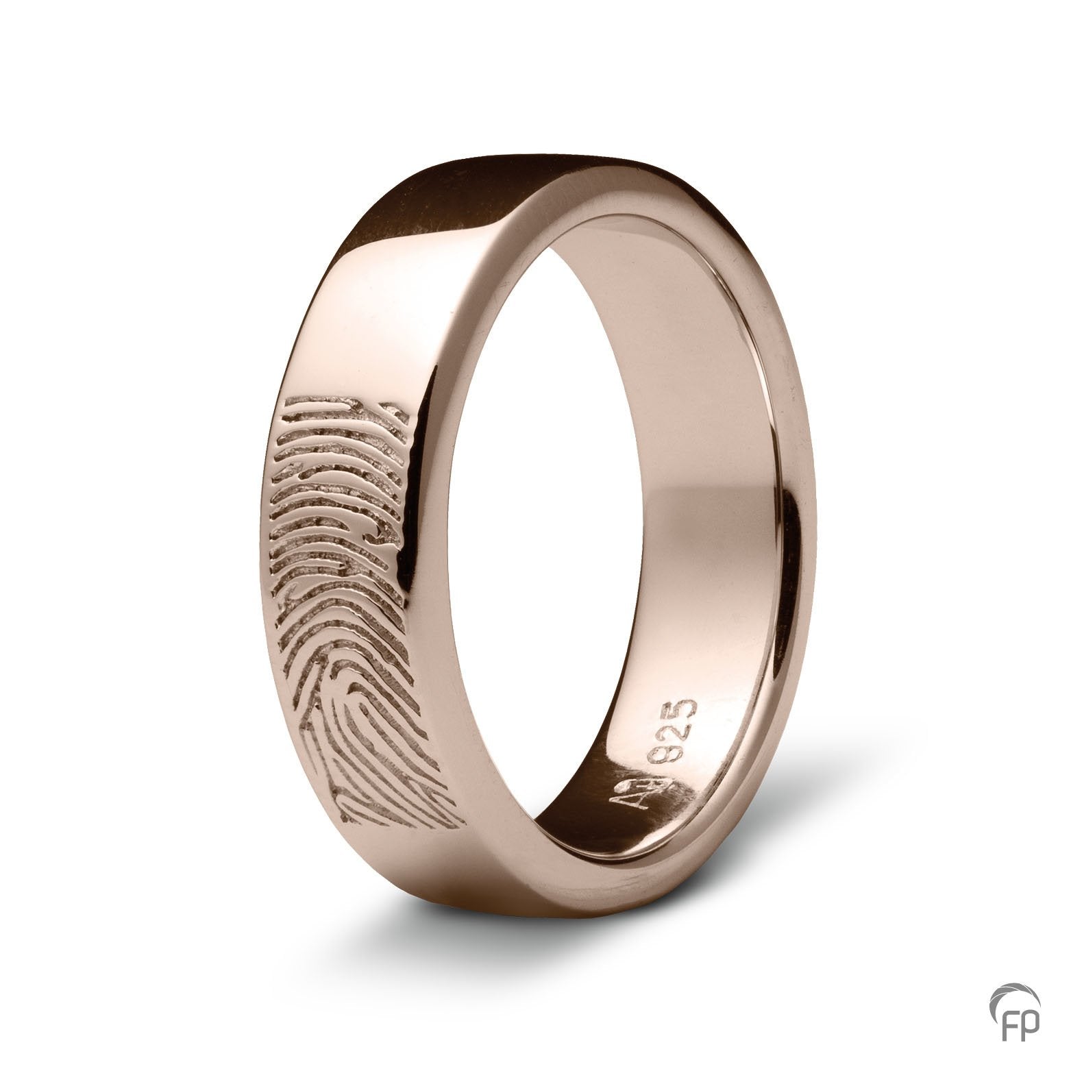Deze ring van 7 mm breedte met vingerafdruk, heeft een stijlvol en strak design. Het is een tijdloos gedenksieraad met een afwerking naar keuze in glans of matte look. 